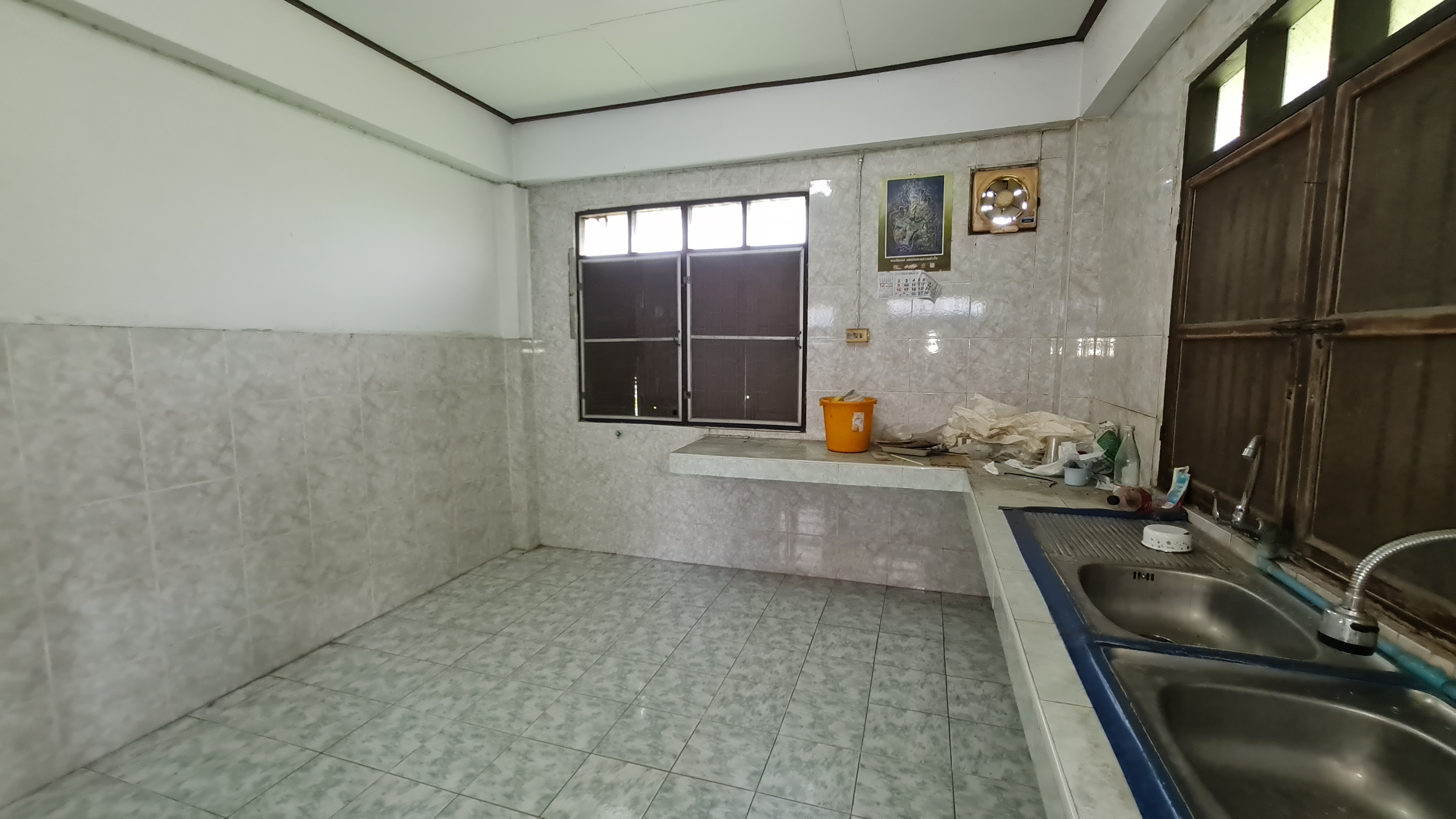 [ขายด่วน] ที่ดินแปลงใหญ่ 498 ตร.ว. พร้อมบ้านหลังใหญ่ ติดคลอง บรรยากาศร่มรื่น ย่านบางกรวย